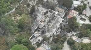 Bandas incendian icónico hotel Oloffson de Haití