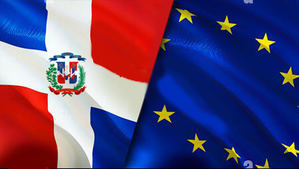 Bandera dominicana junto a la bandera de la Unión Europea.