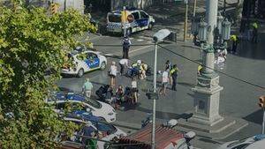 Atentado terrorista: al menos tres muertos y 20 heridos por el atropello de una furgoneta en Barcelona