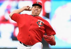 Col&#243;n lanza juego completo en triunfo de Mellizos