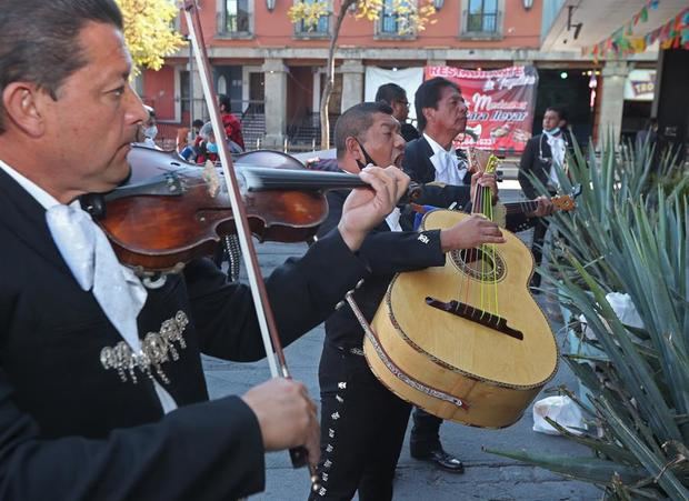 Vista general de Mariachis en lafamosa Plaza Garibaldi en Ciudad de México (México) este jueves.