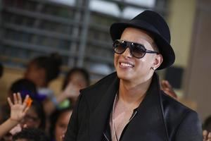 Daddy Yankee lleva ayuda a los damnificados del sur de Puerto Rico
 

 