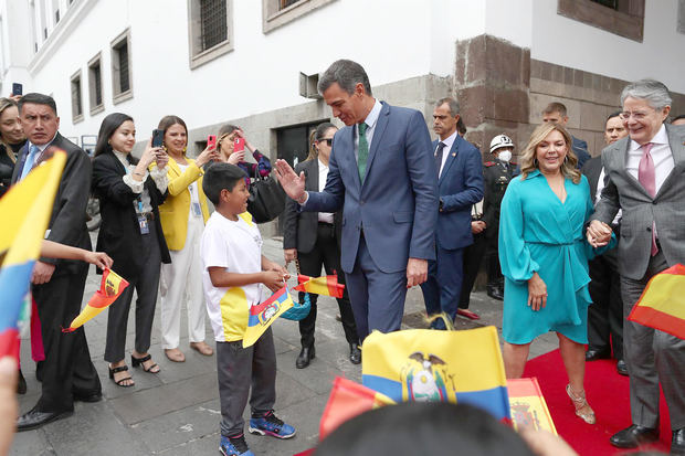 El presidente del Gobierno de España, Pedro Sánchez, saluda a unos niños durante un breve recorrido a pie desde el Palacio de Carondelet hasta la Iglesia de la Compañía de Jesús hoy, en Quito, Ecuador.