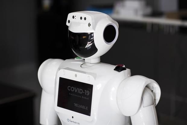 Un robot dispensador de detección de fiebre y desinfectante de manos, en la compañía Reliable Robotics en Dubai, Emiratos Árabes Unidos, el 28 de mayo de 2020.