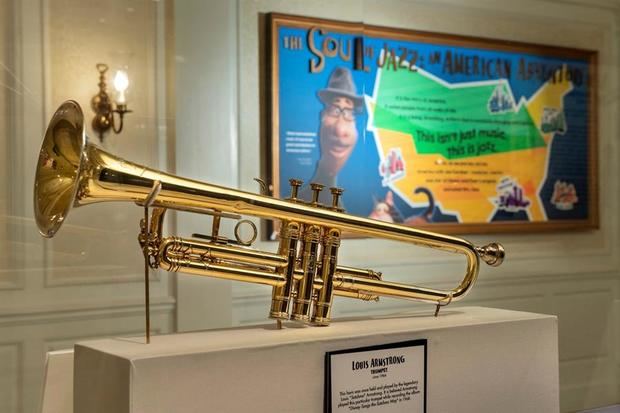 Fotografía cedida por Walt Disney World donde se muestra la trompeta de Louis Armstrong exhibida en la muestra 'The Soul of Jazz: An American Adventure' ubicada dentro del pabellón American Adventure en el parque temático Epcot en Lake Buena Vista en Orlando, Florida, EE.UU.