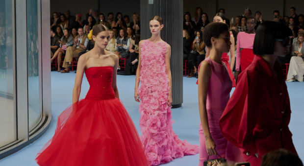 Carolina Herrera recrea un jardín de brillos y colores en la semana de moda de Nueva York