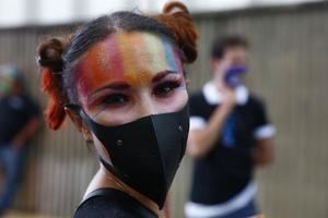 Una mujer participa este sábado en 'La Caravana de la Diversidad' por las calles de Medellín (Colombia) como parte del Mes de la Diversidad.