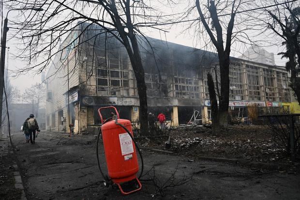 Vista de varios edificios destruidos tras el bombardeo ruso a la torre de televisión de Kiev (Ucrania), en el que murieron al menos 5 civiles.