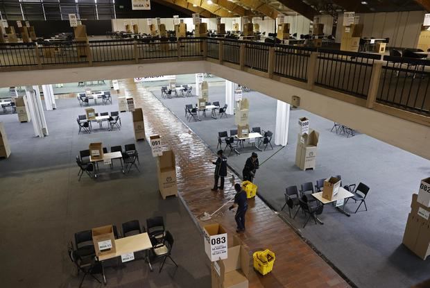 Personal de aseo trabaja hoy durante los preparativos para las elecciones presidenciales colombianas del domingo, en el recinto de Corferias en Bogotá, Colombia.