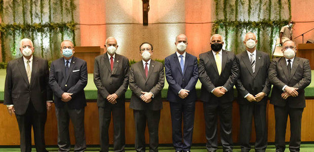 El gobernador Héctor Valdez Albizu (centro) junto a los miembros de la Junta Monetaria. De izquierda a derecha: José Manuel Mallén, Eduardo Tejera, César Nicolás Penson, Alejandro Fernández, Jaime David Fernández Mirabal, Arturo Martínez Moya y Ricardo Ro.