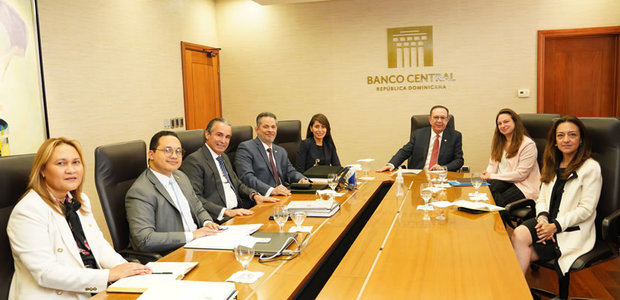 Valdez Albizu se reúne con la Directora Asociada para Servicios Bancarios y Financieros del Tesoro de los Estados Unidos de América (OTA)