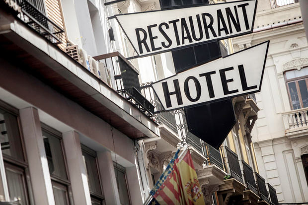 Detalle de los carteles de un hotel y restaurante cuando las empresas turísticas esperan un 'muy buen verano' con continuidad en otoño si la evolución epidemiológica sigue su tendencia positiva y el proceso de vacunación avanza.