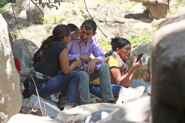 Un grupo de personas espera noticias luego de una explosión en la mina La Mestiza en El Zulia, Colombia..