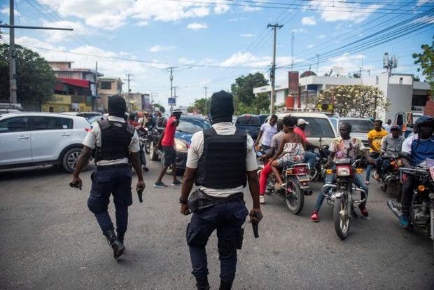 Organizaciones afirman que un haitiano murió durante incidentes con Migración.