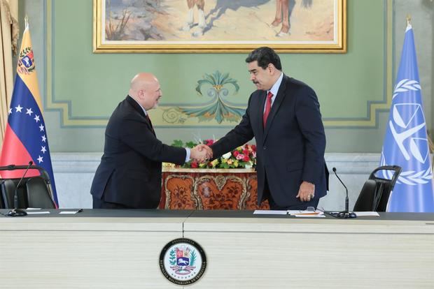 Fotografía cedida por Prensa de Miraflores donde se observa al presidente venezolano, Nicolás Maduro (d), junto al jefe de la fiscalía de la Corte Penal Internacional, Karim Khan, durante un encuentro hoy, en Caracas, Venezuela.