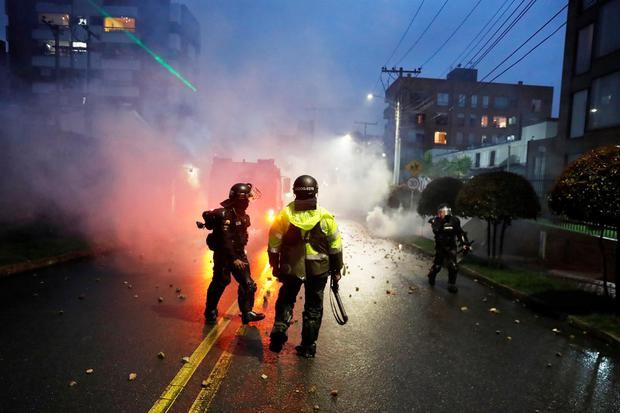 Después del acto se desataron enfrentamientos entre un grupo de manifestantes y el Esmad, cuerpo policial que está en el ojo del huracán debido a múltiples denuncias que los señalan de uso desmedido de la fuerza.