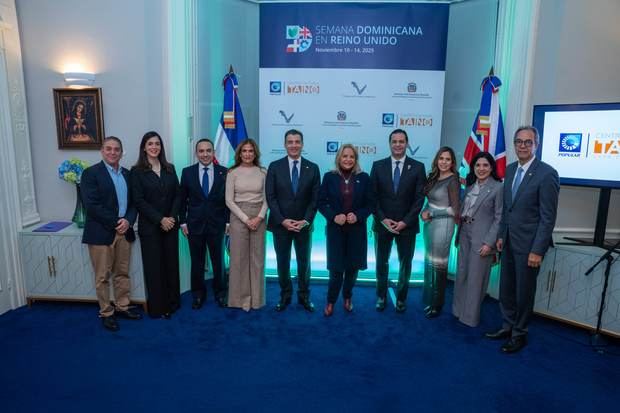 De izquierda a derecha, los señores José Hernández Caamaño, Ruth Méndez, Francisco García, Sandra Bisonó de Paniagua, Christopher Paniagua, Rosa Hernández de Grullón, Robinson Bou, Laura Hernández, Mariel Bera y José Mármol.