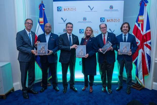 De izquierda a derecha, los señores José Mármol, Amauris Vásquez, Christopher Paniagua, Rosa Hernández de Grullón, Felipe Vicini y Carlos León.