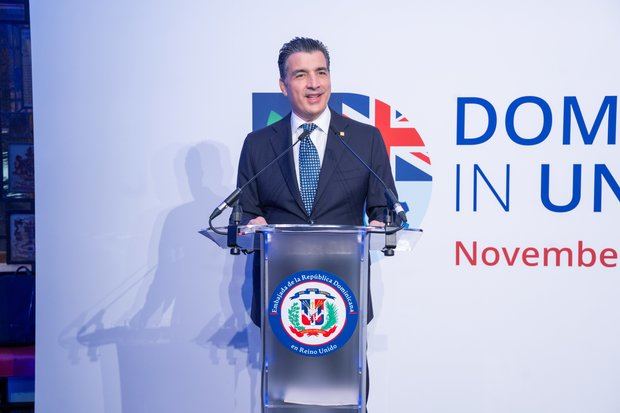 El presidente ejecutivo del Banco Popular, señor Christopher Paniagua, expuso ante inversionistas británicos las ventajas de invertir en la República Dominicana.