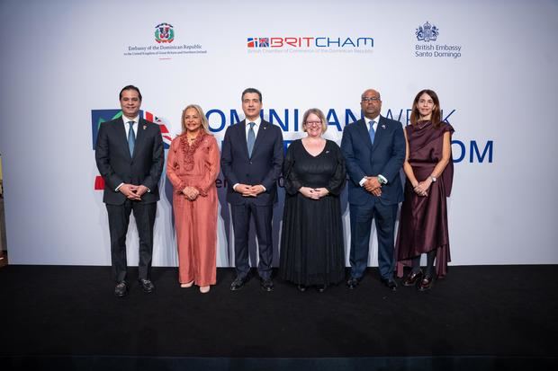 De izquierda a derecha, los señores Robison Bou, Rosa Hernández de Grullón, Christopher Paniagua, Carol van der Walt, Amauris Vásquez y Anyarlene Bergés.