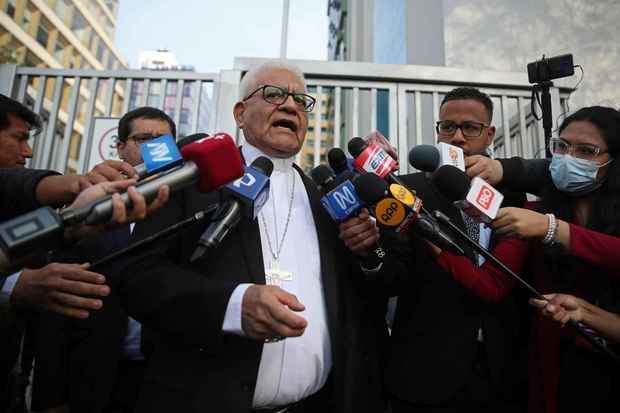 El presidente de la Conferencia Episcopal Peruana (CEP), el obispo Miguel Cabrejos, habla hoy con periodistas tras una reunión con miembros de la misión de la Organización de Estados Americanos (OEA), en Lima, Perú.