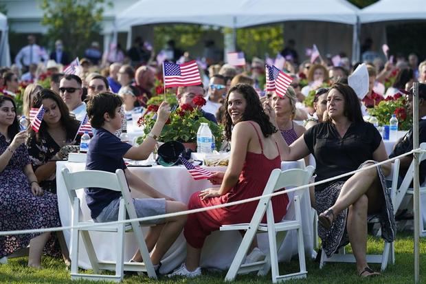 Invitados a la celebración del Día de la Independencia de Estados Unidos fueron registrados este sábado en los jardines de la Casa Blanca en Washington DC (EE.UU.)