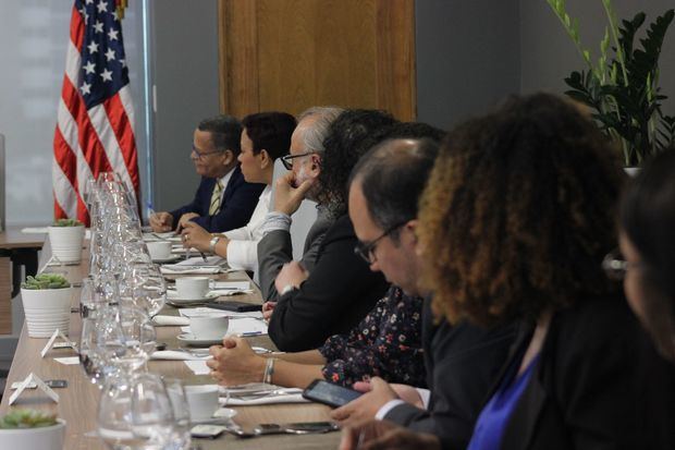 Reunión entre los miembros del Comité Ejecutivo de AMCHAMDR con líderes de los Medios de Comunicación.