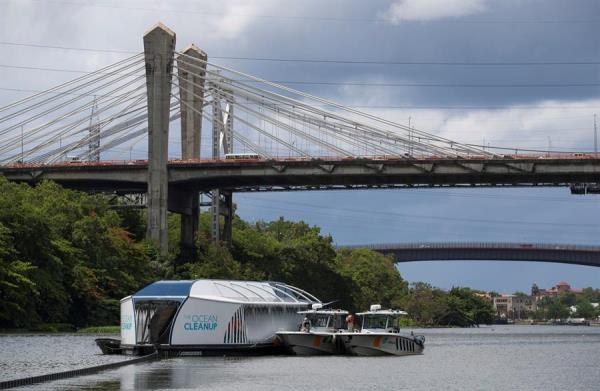 Fotografía de la embarcación Interceptor 004 al inicio de sus operaciones de limpieza en el río Ozama hoy, en Santo Domingo (República Dominicana). 