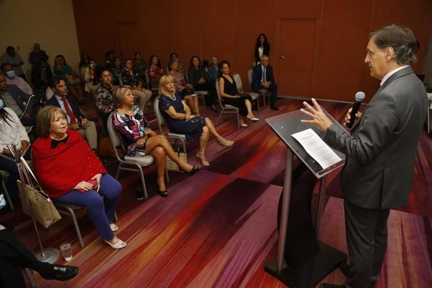 El alcalde de Salamanca y presidente del Grupo de Ciudades Patrimonio de España, Carlos García Carbayo, habla, durante la presentación de la oferta turística del Grupo de Ciudades Patrimonio de la Humanidad de España, realizado en la ciudad de Querétaro, México.
