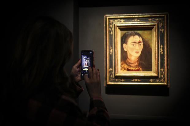 Personas visitan una muestra de Frida Kalho, hoy en el museo del MALBA en Buenos Aires, Argentina.