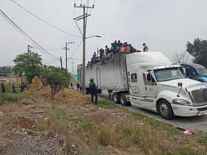 Hallan a 310 migrantes que viajaban hacinados en caja de tráiler en México