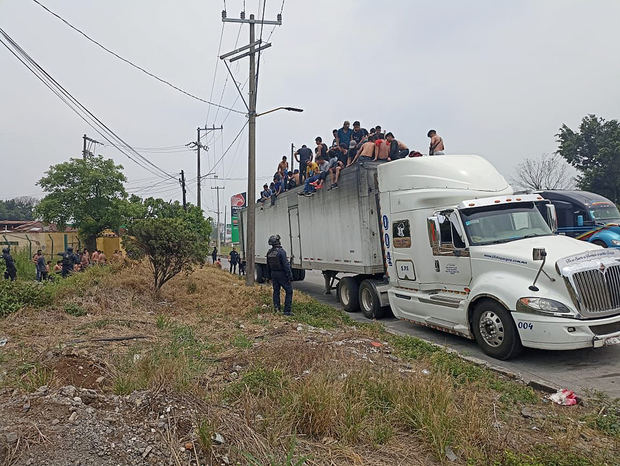 Fotografía cedida hoy por la Secretaría de Seguridad Publica Estatal donde se observa a mas de un centenar de migrantes rescatados de un trailer, en la ciudad de Córdoba, estado de Veracruz, México.