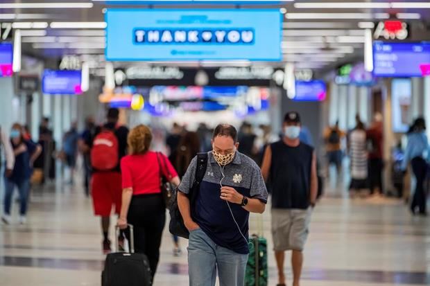 Pasajeros con mascarilla caminan en el Aeropuerto Internacional Hartsfield-Jackson en Atlanta, Georgia, EE.UU.