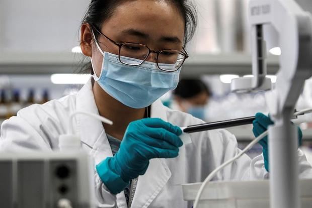 Una persona trabaja en el laboratorio de Sinovac Biotech en Pekín, China.