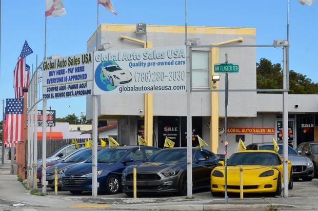 Un negocio de venta de autos usados en Miami, Florida, en una fotografía de archivo.