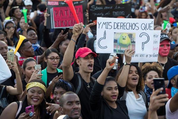  Miles de dominicanos volvieron a manifestarse este viernes en Santo Domingo, por sexto día seguido, para exigir la renuncia de la Junta Central Electoral (JCE) por los fallos técnicos que provocaron la anulación de las elecciones municipales del pasado domingo. 