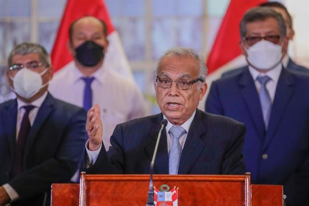 Fotografía difundida este lunes por la Presidencia del Perú en la que se registró al primer ministro peruano, Anibal Torres (c), durante un anuncio, junto al gabinete de ministros, en el Palacio de Gobierno, en Lima, Perú.