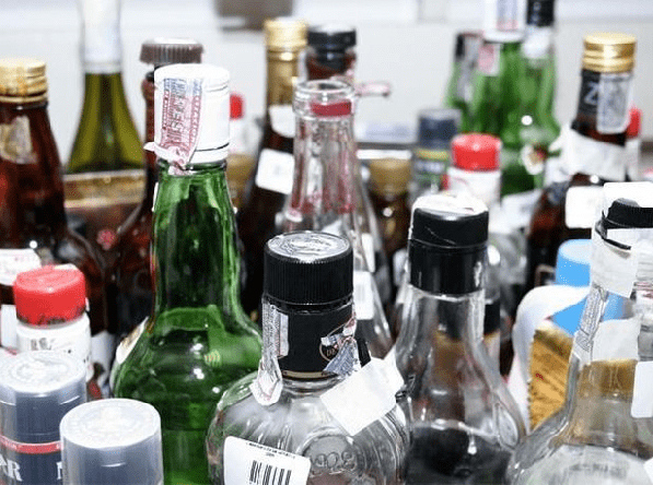 Desarticulan laboratorio dedicado a falsificación y adulteración de bebidas.