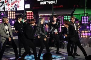 BTS invita a sus seguidores a su habitación para un concierto de pago en internet