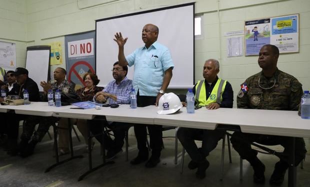  Los funcionarios se reunieron este jueves con las familias campesinas desalojados de la zona donde se construye la presa de Monte Grande