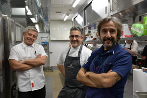 Los chefs vascos Diego Guerrero, Gorka Txapartegi y Álvaro Garrido, reconocidos todos ellos con estrella Michelin, confeccionaron y elaboraron este miércoles un menú para presentar la cocina de Euskadi a los comensales japoneses.