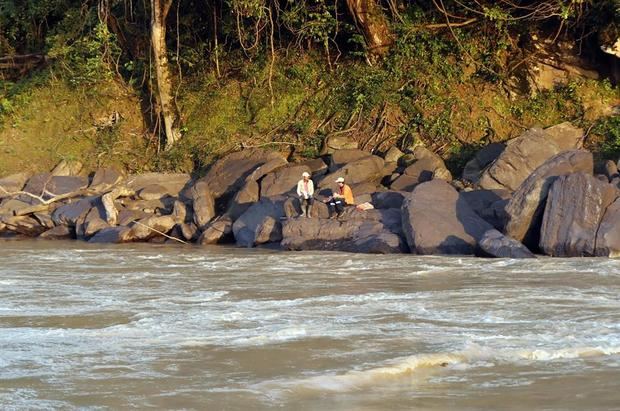 Un par de personas fue registrado al conversar a orillas del río Guayabero, antes de su confluencia con el Río Ariari, en San José del Guaviare, Colombia.