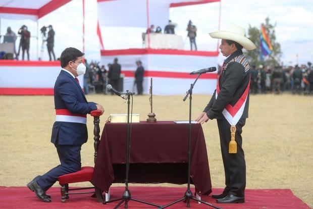 Fotografía cedida por la Agencia Andino que muestra al recién investido presidente peruano Pedro Castillo (d) mientras celebra con Guido Bellido luego de elegirlo como primer ministro de su Gobierno, durante una ceremonia simbólica de juramentación, hoy, en la Pampa de la Quinua, en Ayacucho, Perú.