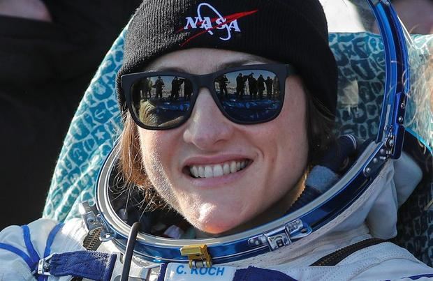 La astronauta de la NASA Christina Koch sonríe poco después de que la cápsula espacial rusa Soyuz MS-13 aterrice en un área remota al sureste de Zhezkazgan en la región de Karaganda de Kazajstán, 06 de febrero de 2020. Una cápsula espacial Soyuz con la astronauta de la NASA Christina Koch, la astronauta de la ESA Luca Parmitano y el cosmonauta Alexander Skvortsov de Roscosmos, regresando de una misión a la Estación Espacial Internacional, aterrizó con seguridad en las estepas de Kazajstán.