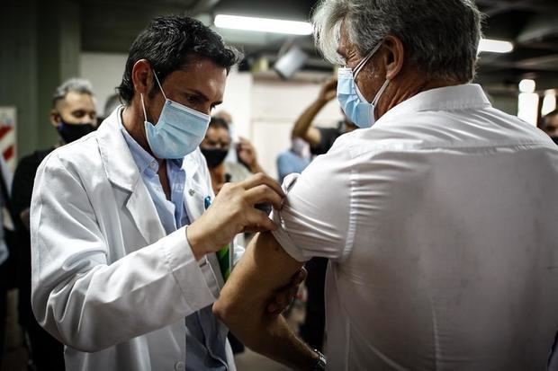 Un hombre es vacunado hoy contra la covid-19 en el Hospital Fiorito, en Avellaneda, Argentina.