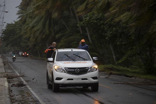 Personal de obras públicas recorre la costa, hoy en Nagua (República Dominicana). 