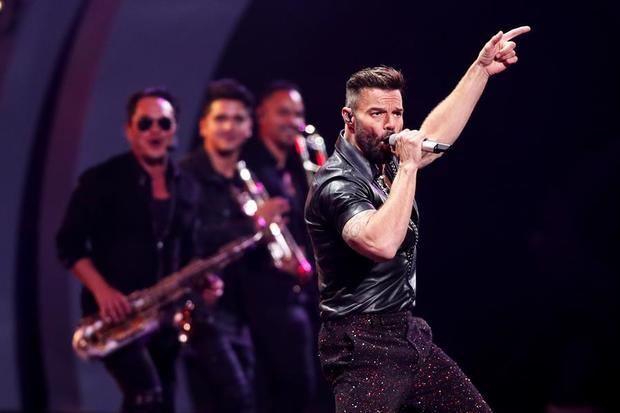 El cantante puertorriqueño Ricky Martin es visto en el escenario de la Quinta Vergara este domingo durante la celebración del Festival Internacional de la Canción de Viña del Mar en la ciudad de mismo nombre en la costa de Chile. La 61 edición del Festival Internacional de Viña del Mar comenzó este domingo con el deseo de lograr un 'Chile justo, diverso e inclusivo', al tiempo que en las calles de la ciudad proliferan las protestas contra el certamen.