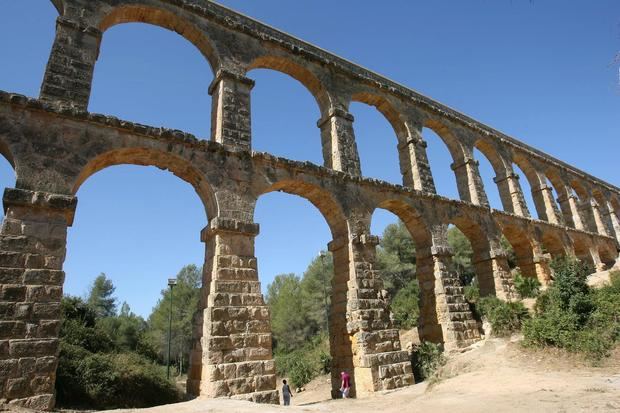 En la imagen de archivo, aspecto del acueducto romano del Pont del Diable, que desde el siglo I abasteció Tarraco con agua del río Francolí y que Tarragona (España) siguió utilizando hasta el siglo XVIII.