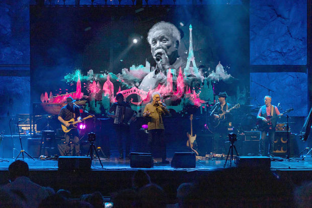 El cantante y compositor galés Tom Jomes durante el concierto que ofrece en el Starlite Festival, este lunes en la localidad malagueña de Marbella.
