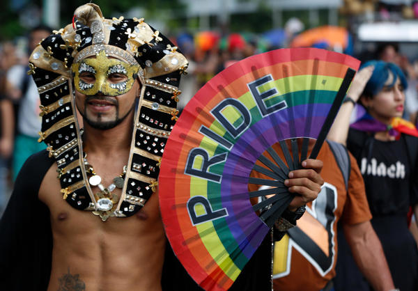 Fotografía de archivo del 2 de junio de 2024 de una persona posando durante una marcha por el Día Internacional del Orgullo LGTBI, en Cali (Colombia).